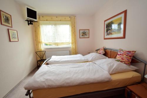 a bedroom with two beds and a window at Cafe Steffens in Hahnenklee-Bockswiese