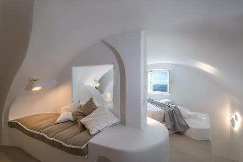 Postel nebo postele na pokoji v ubytování Nefeles Luxury Suites