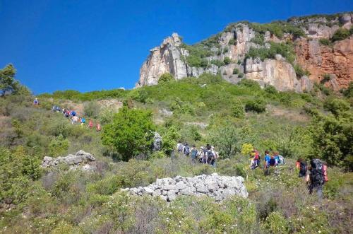 un grupo de personas caminando por una montaña en Sardinia Climbing House, en Ulassai