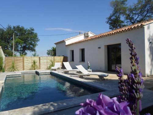 une piscine avec des chaises et une maison dans l'établissement Villa les Granges Vaison, à Saint-Marcellin-lès-Vaison