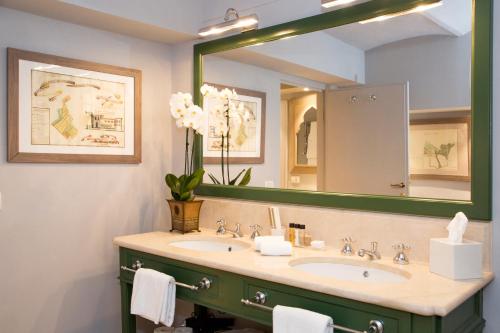a bathroom with two sinks and a large mirror at Al Palazzo del Marchese di Camugliano Residenza d'Epoca in Florence