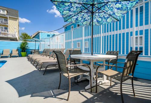 a table and chairs with an umbrella on a patio at Madison Beach Motel in Ocean City