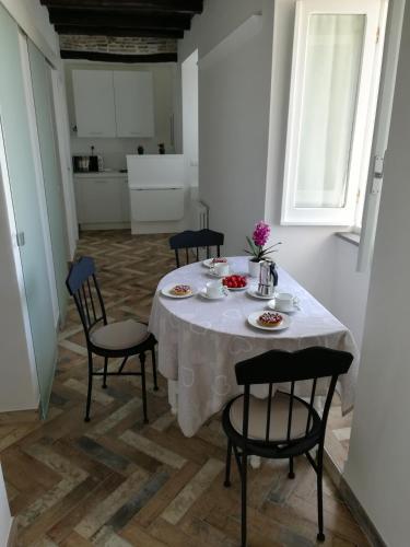 Η κουζίνα ή μικρή κουζίνα στο Holiday Homes - mini spa - Nemi (Roma)