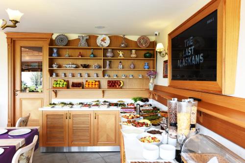 een keuken met een tafel met eten erop bij GLK PREMIER Sea Mansion Suites & Spa - Special Class in Istanbul