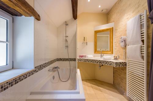 Ванная комната в Hôtel Le Clos
