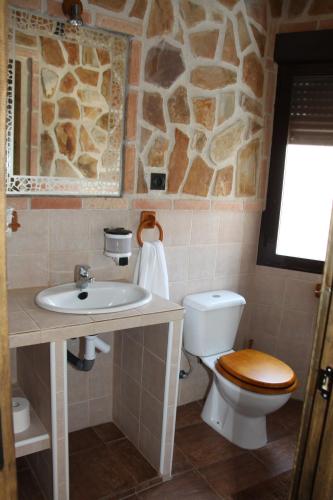a bathroom with a toilet and a sink at Posada de los Cónsules in Consuegra