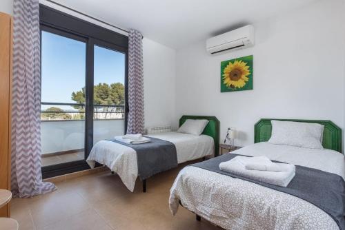 Llit o llits en una habitació de Luxury Villa near the Sea