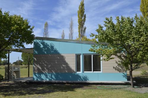 a small house with blue paint on it at Entre Acequias in General Alvear