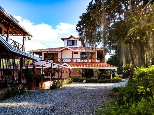 a large house with a pathway leading to it at Casa Campestre Las Nieves in San Gil