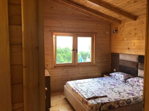 Tempat tidur dalam kamar di Casa Mila apartments & bungalows