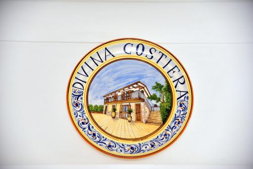 una placa de una casa en azul y blanco en Divina Costiera, en Agerola