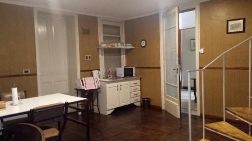 a kitchen with a table and a counter top at Apart céntrico (frente a plaza principal) in Zárate