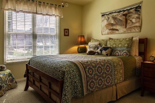 Ένα ή περισσότερα κρεβάτια σε δωμάτιο στο 2 Cranes Inn - Zion
