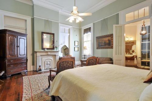 ein großes Schlafzimmer mit einem Bett und einem Kamin in der Unterkunft Ashton's Bed and Breakfast in New Orleans