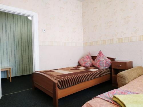 モスクワにあるАпартаменты улица Автозаводскаяのベッドルーム1室(枕2つ付)