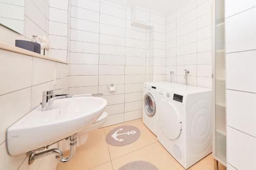 a bathroom with a washing machine and a sink at Ferienwohnung Bella Vista in Bernkastel-Kues