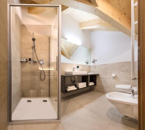 a bathroom with a shower and a sink at Hotel Gasthaus Post in Campo di Trens