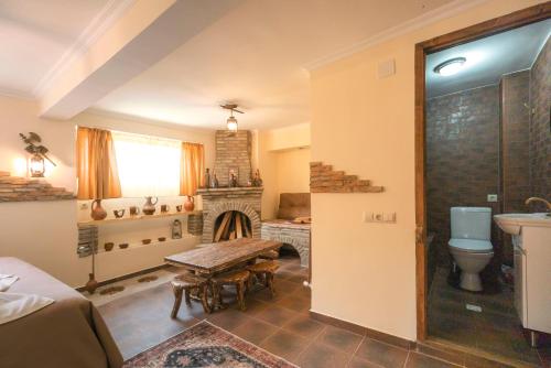 een woonkamer met een tafel en een open haard bij Guest House MK in Gori