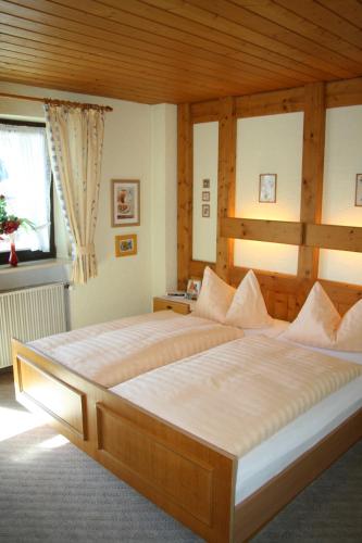 1 Schlafzimmer mit 2 großen Betten in einem Zimmer in der Unterkunft Pension Erna in Zwiesel