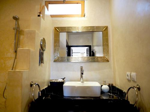A bathroom at Dar Tifrouine