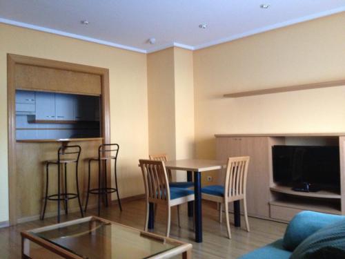 TV a/nebo společenská místnost v ubytování Apartamentos Turisticos Puerta de León