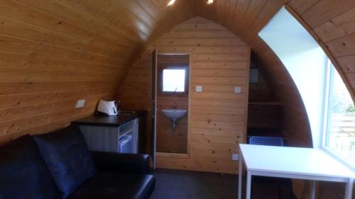 um quarto num camarote com um lavatório e uma mesa em Carnamuff Glamping em Ballykelly