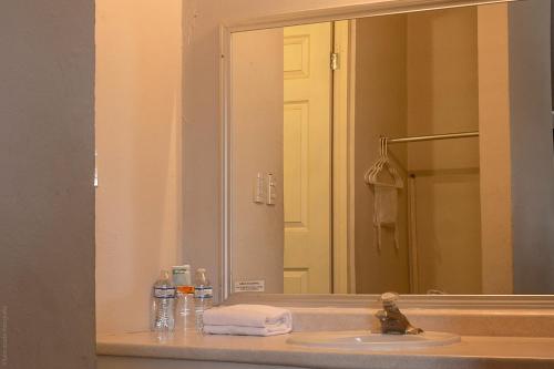 a bathroom with a sink and a large mirror at BONITTO INN® Tampico Altamira in Tampico