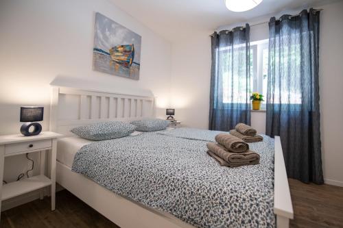 Un pat sau paturi într-o cameră la Apartman Villa Katrina