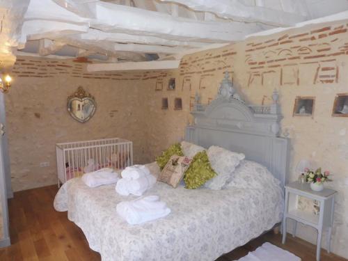 une chambre avec un lit avec des serviettes dessus dans l'établissement La Maison de Maitre, à Sainte-Livrade-sur-Lot