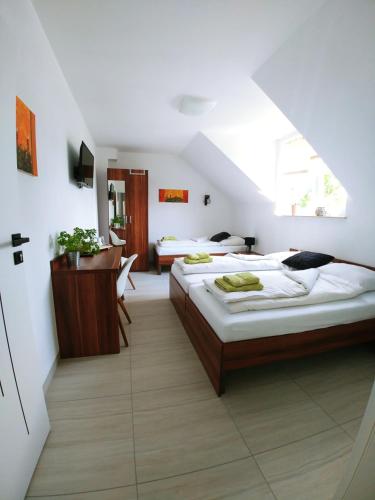 a bedroom with two beds in a room at Siedlisko Vincent in Szydłów