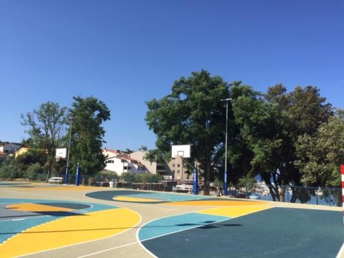 an empty basketball court with a basketball hoop at Casa Gremar in Pješčana Uvala 