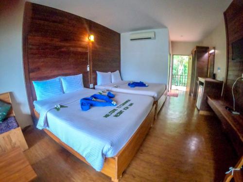 Cama ou camas em um quarto em The Cinnamon Art Resort and Spa