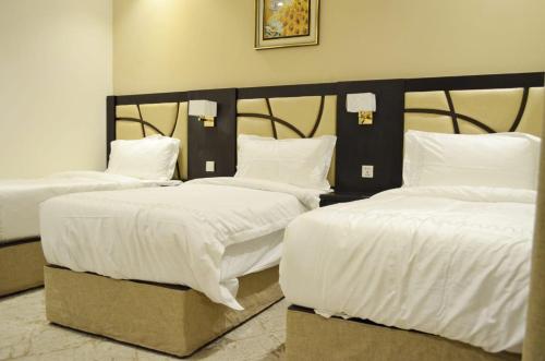 A bed or beds in a room at مشارف الفخامة أبها