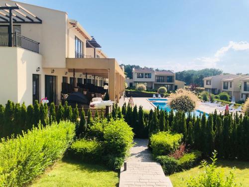 une maison avec un jardin et une piscine dans l'établissement Arapya Beach Apartment, à Tsarévo