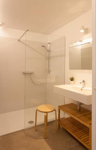 a bathroom with a sink and a shower at Vakantiehuis Elisa in Alken