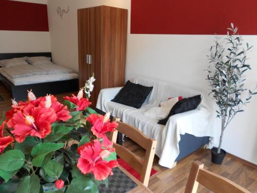 een kamer met 2 bedden en een plant met bloemen bij Apartment Beethoven in Regensburg