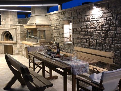 Gambar di galeri bagi Paradisos luxury villas next to beach di Koutsourás