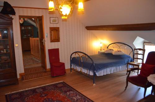 Maison d'Autrefois tesisinde bir odada yatak veya yataklar