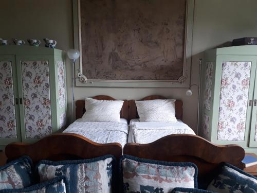 a bedroom with two beds and two windows at Rózsilak in Balatonfüred