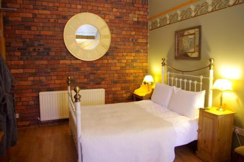 מיטה או מיטות בחדר ב-Crown House Suites