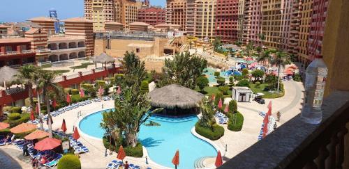 uma vista aérea de um resort com uma piscina em For Families only Porto Marina em El Alamein