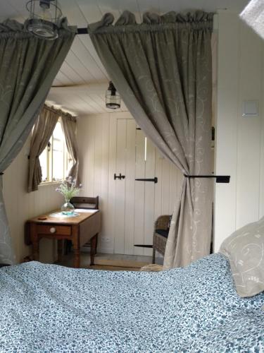 Photo de la galerie de l'établissement The English shepherds hut @ Les Aulnaies, à Échauffour