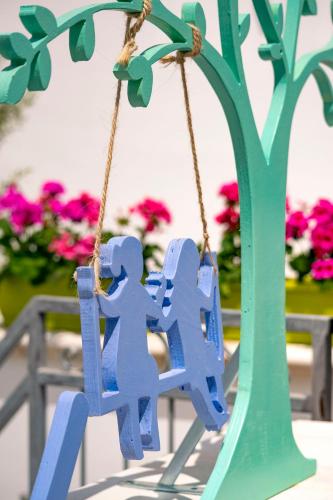 a swing with two people on it next to a tree at B&B Casa di Anita in Arnesano
