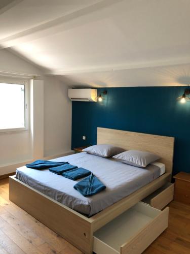 En eller flere senge i et værelse på VILLA SOUVENIR