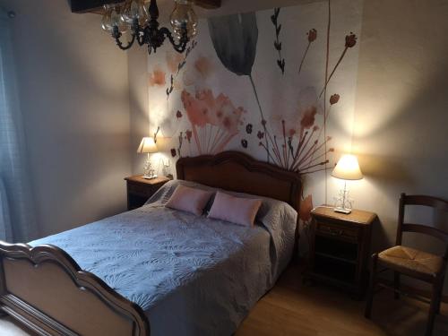 une chambre avec un lit avec deux oreillers dessus dans l'établissement Maison tout confort calme vallée du Lot proche de Conques en Aveyron, à Las Pelies