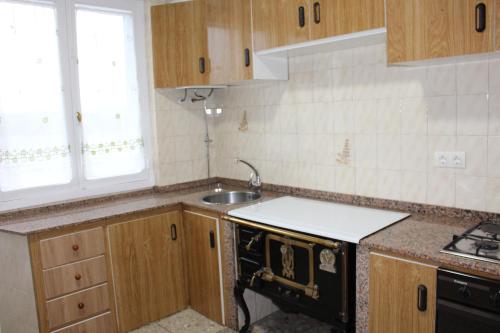 an empty kitchen with a sink and a stove at Casa do Roxo de Rinlo Nº REGISTRO VUT-LU-00706 in Rinlo