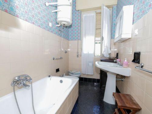 La salle de bains est pourvue d'une baignoire, d'un lavabo et de toilettes. dans l'établissement Top-Location-bright-fastWI-FI, à Sestri Levante