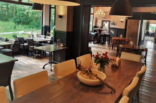 uma sala de jantar com mesa e cadeiras e um restaurante em Herberg 't Voshoes em Mechelen