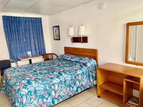 Postel nebo postele na pokoji v ubytování White Caps Motel