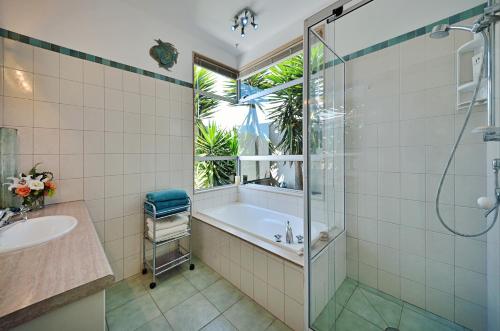 Phòng tắm tại Aporo Nelson Holiday Home